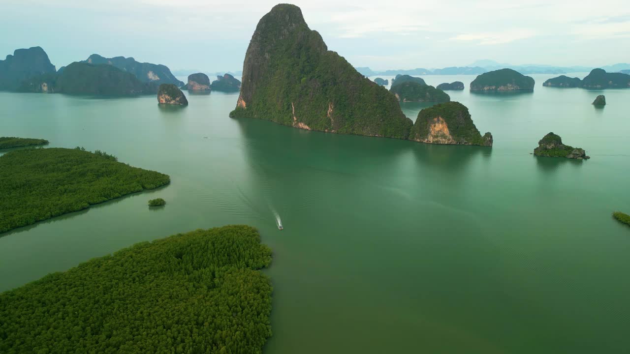 鸟瞰泰国攀牙省攀牙湾的群山、流入大海的海流和周围的绿色植物。视频素材