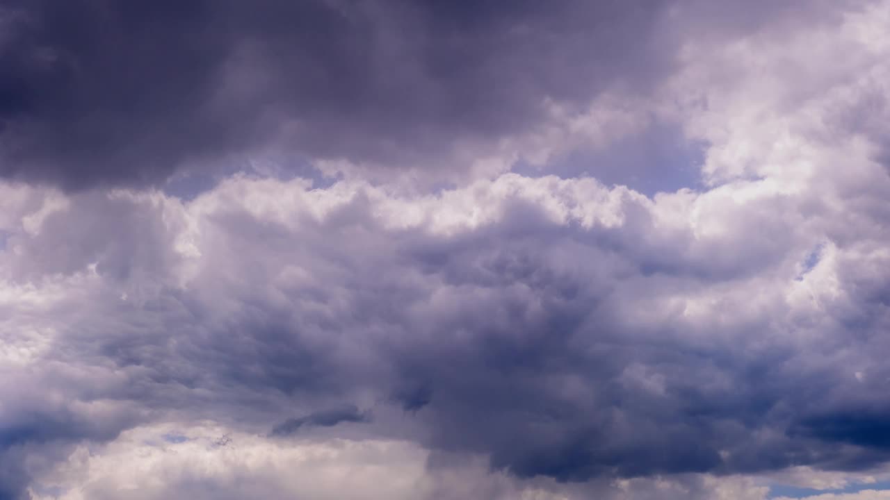 雨云在天空中移动，时间流逝视频素材