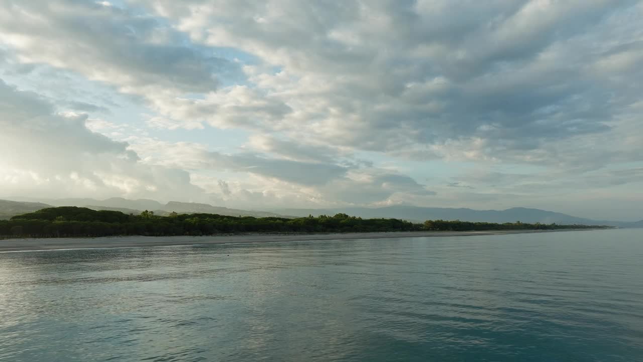 日落时多云天空下的热带海滩视频素材