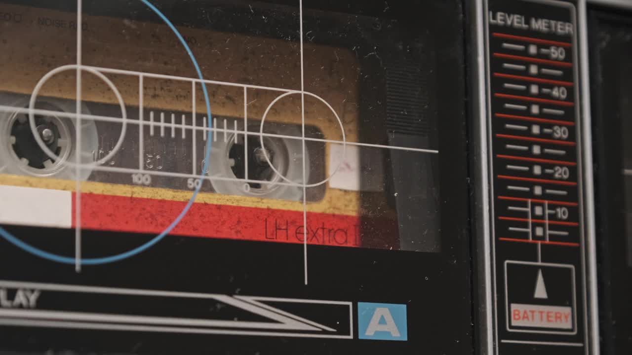 在桌上的老式Boombox播放器中播放录音带视频素材