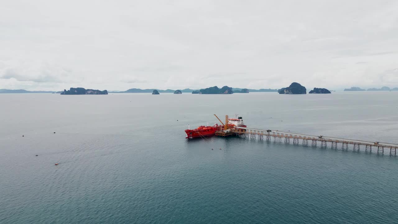 无人机视野，海上的原油油轮，停靠在海湾加油视频下载