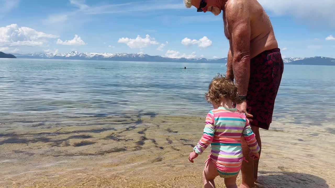 爷爷和孙女在太浩湖畔玩耍视频素材