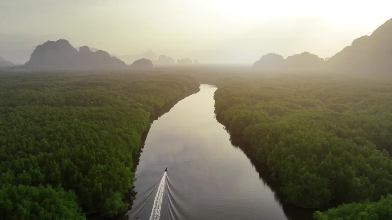 鸟瞰泰国攀牙湾日出时的群山。视频素材