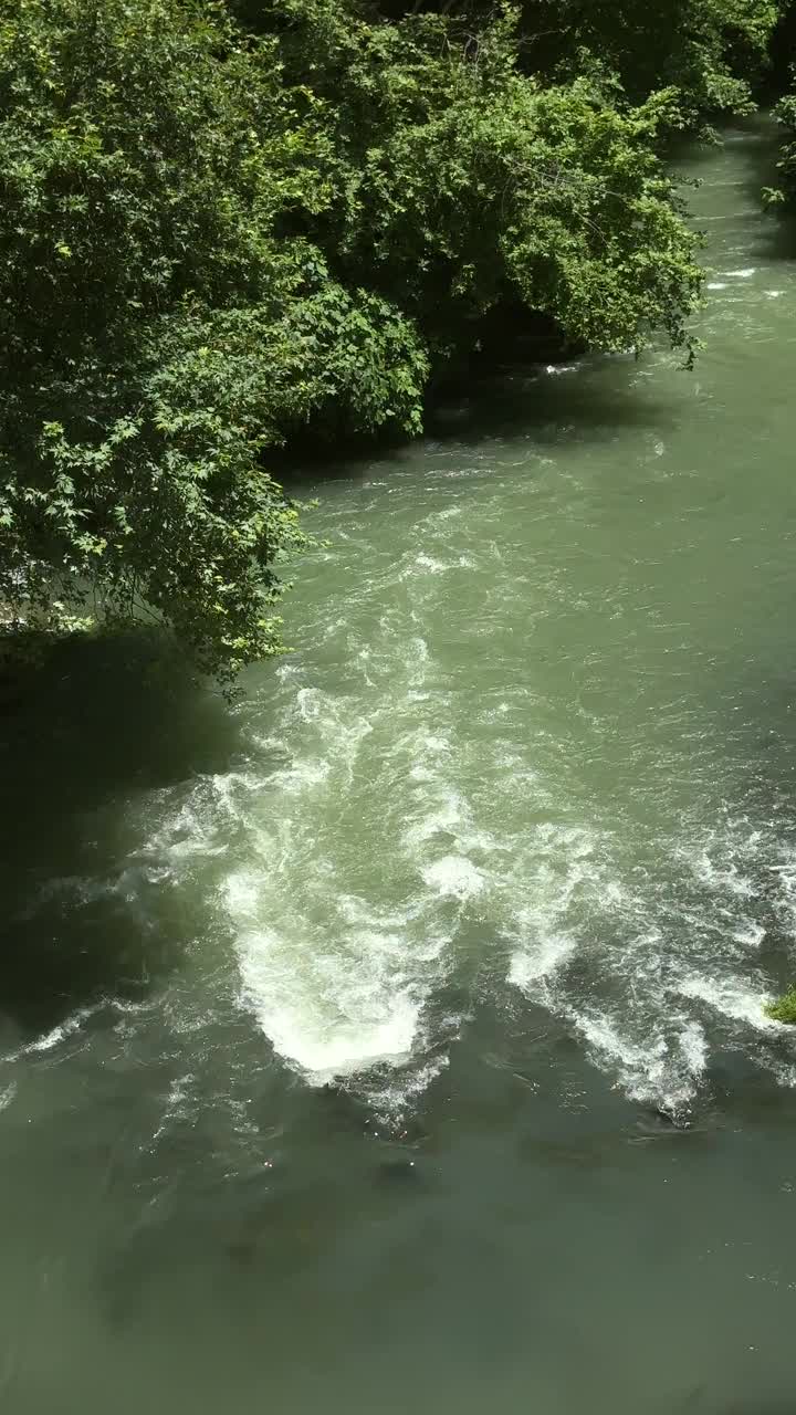 美丽的河流在山上流动视频素材