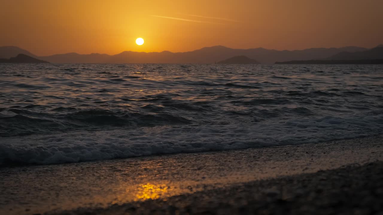 黄昏时泡沫的波浪轮廓。视频素材