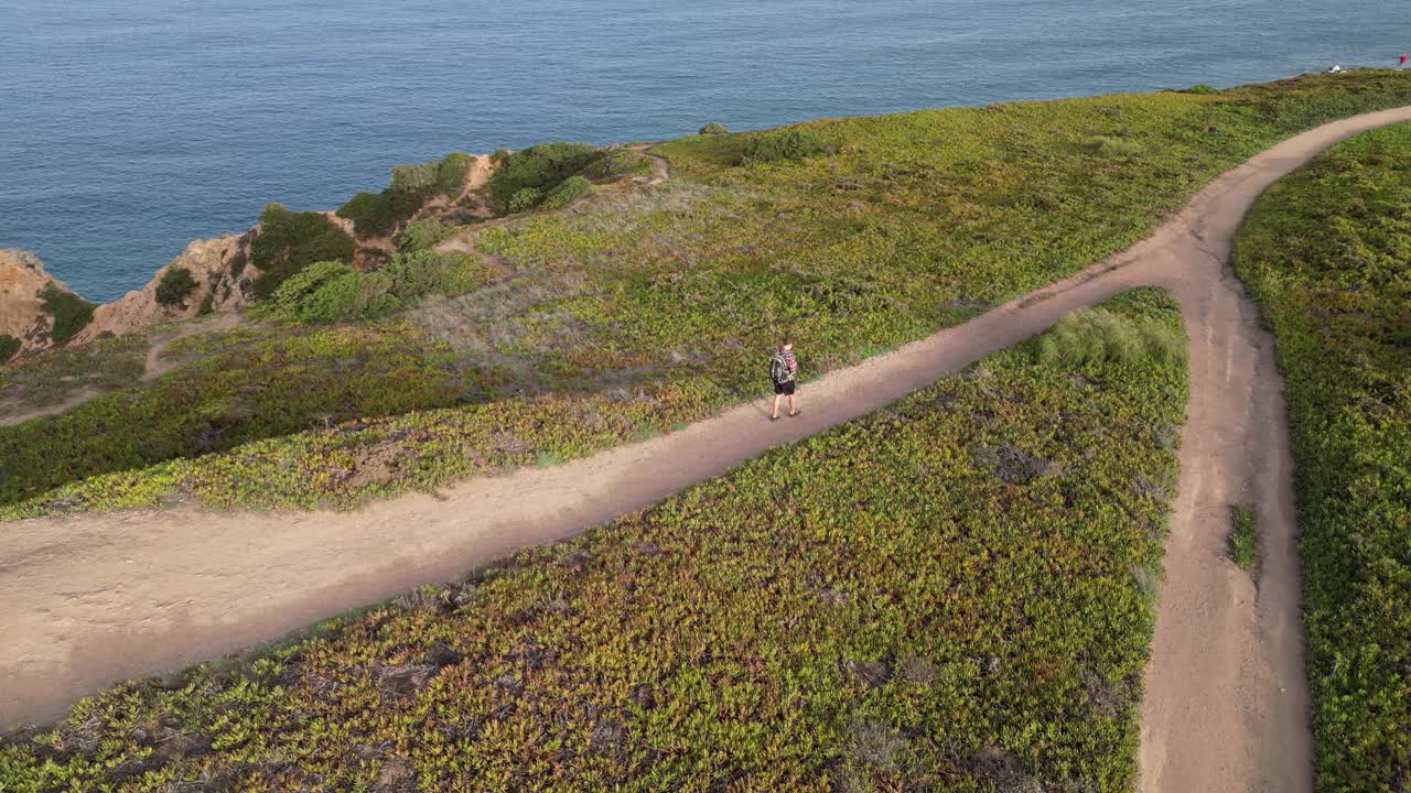 一个徒步旅行者在佐治亚州海龟湖附近的山脉山顶上的旋转无人机场景视频素材