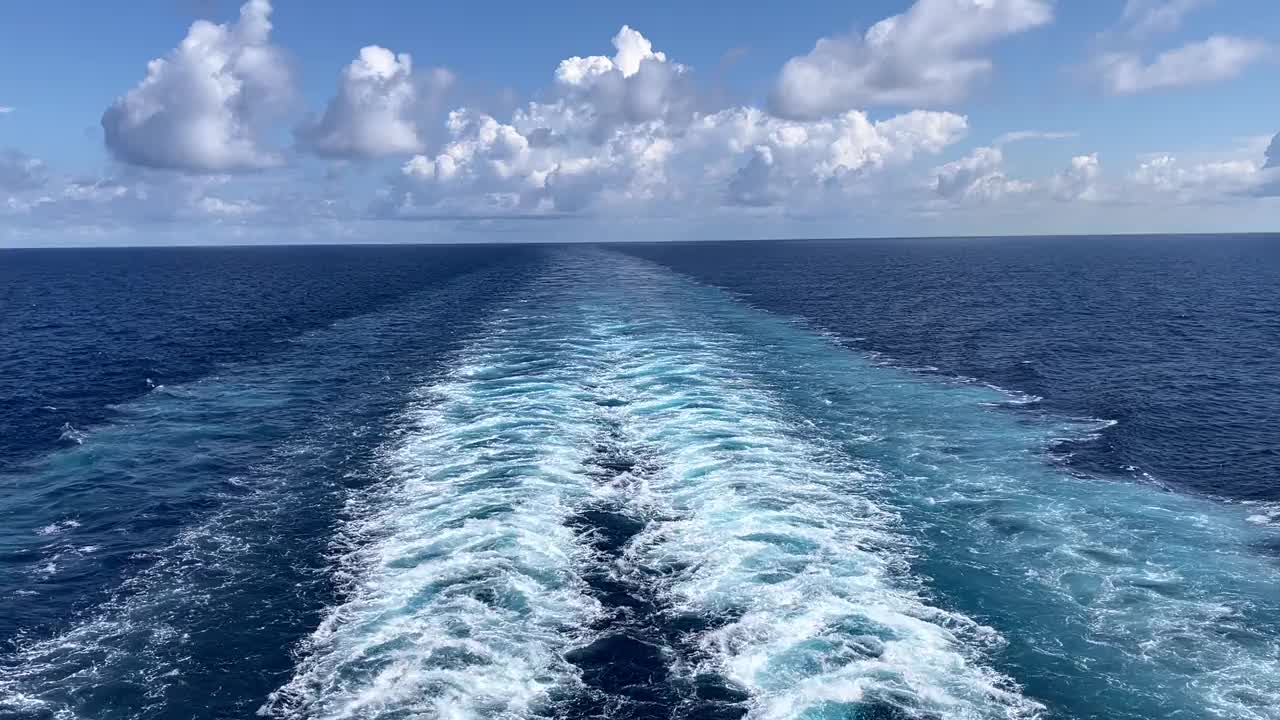 碧蓝多云的天空，大海里的水泡沫的美丽景象视频素材