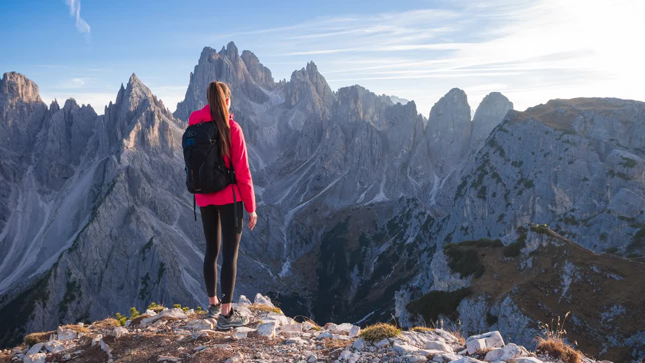 女人站在山顶上，欣赏着令人窒息的景色视频素材