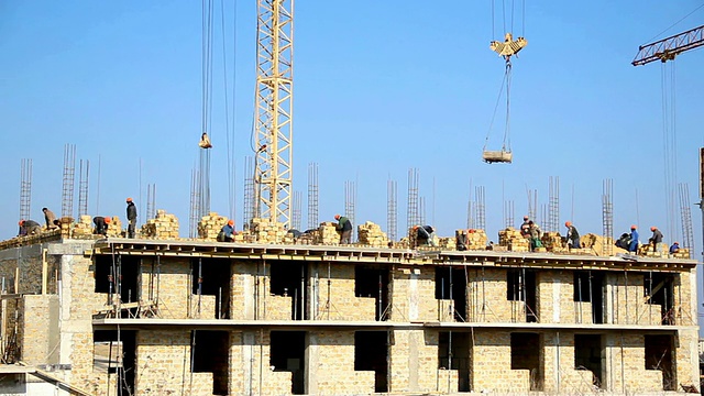 泥瓦匠建造房屋视频素材