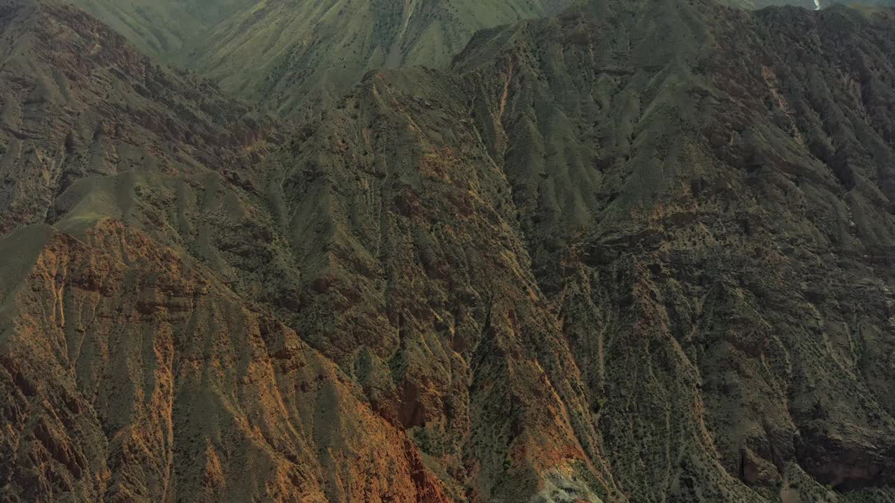 丘陵和山脉的鸟瞰图，傍晚时间。视频素材