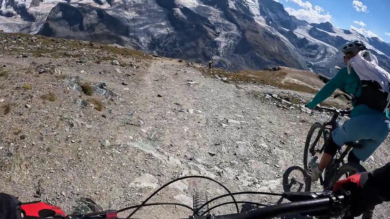 在阿尔卑斯山的高道上骑山地自行车，欣赏冰川美景视频素材