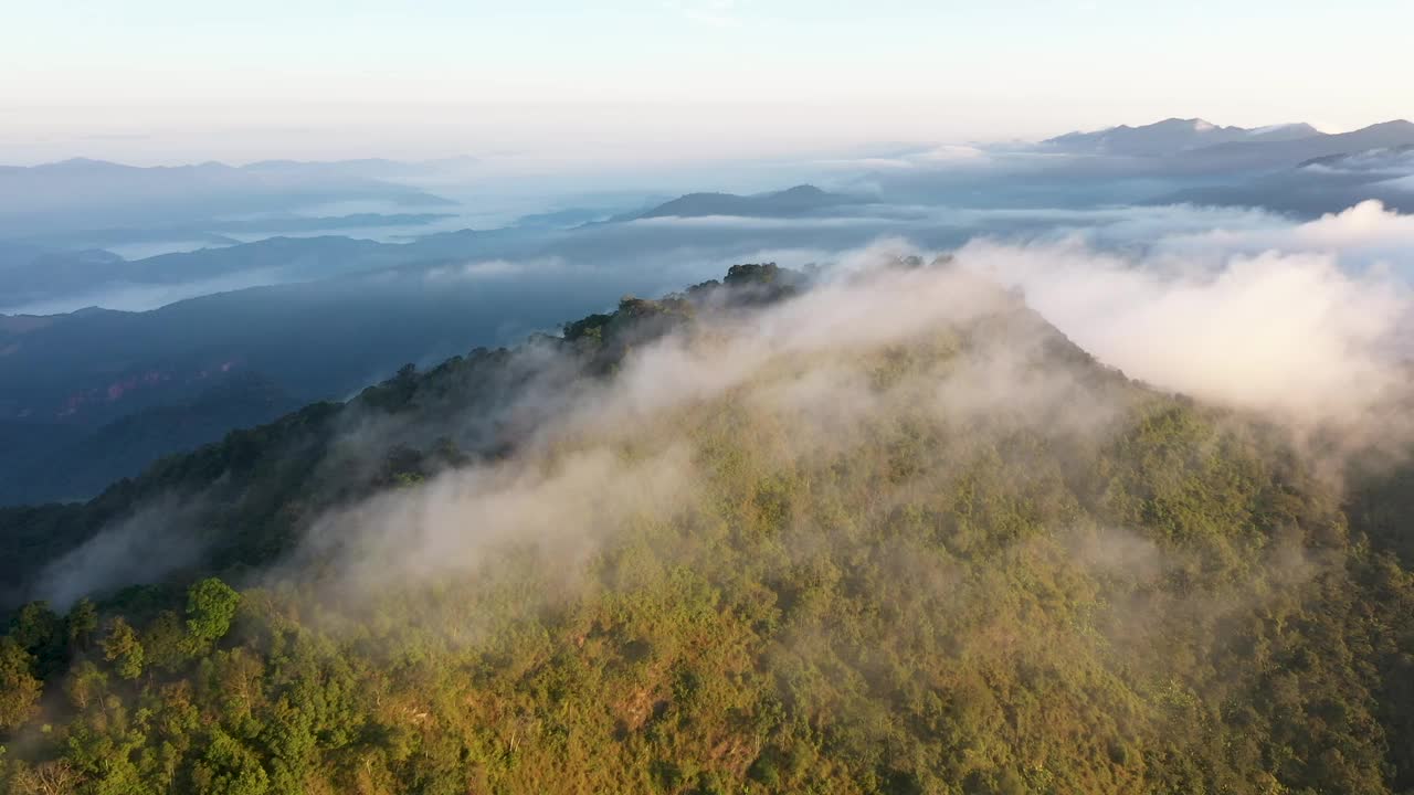 云彩飘过树木，泰国山脉视频素材