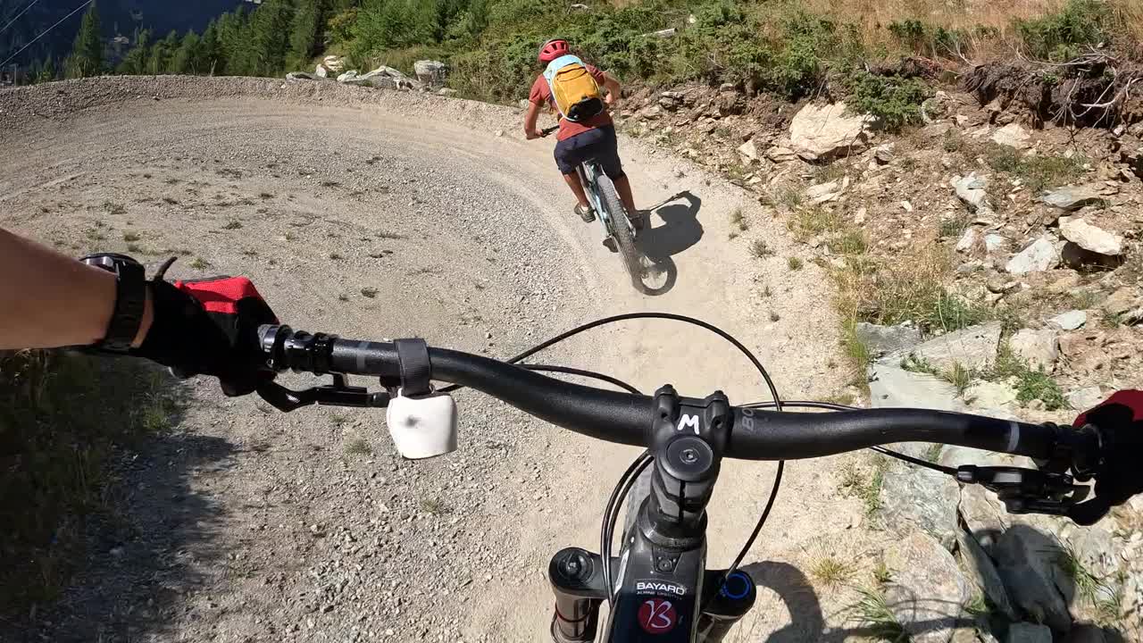 朋友们在夏天骑山地自行车视频素材