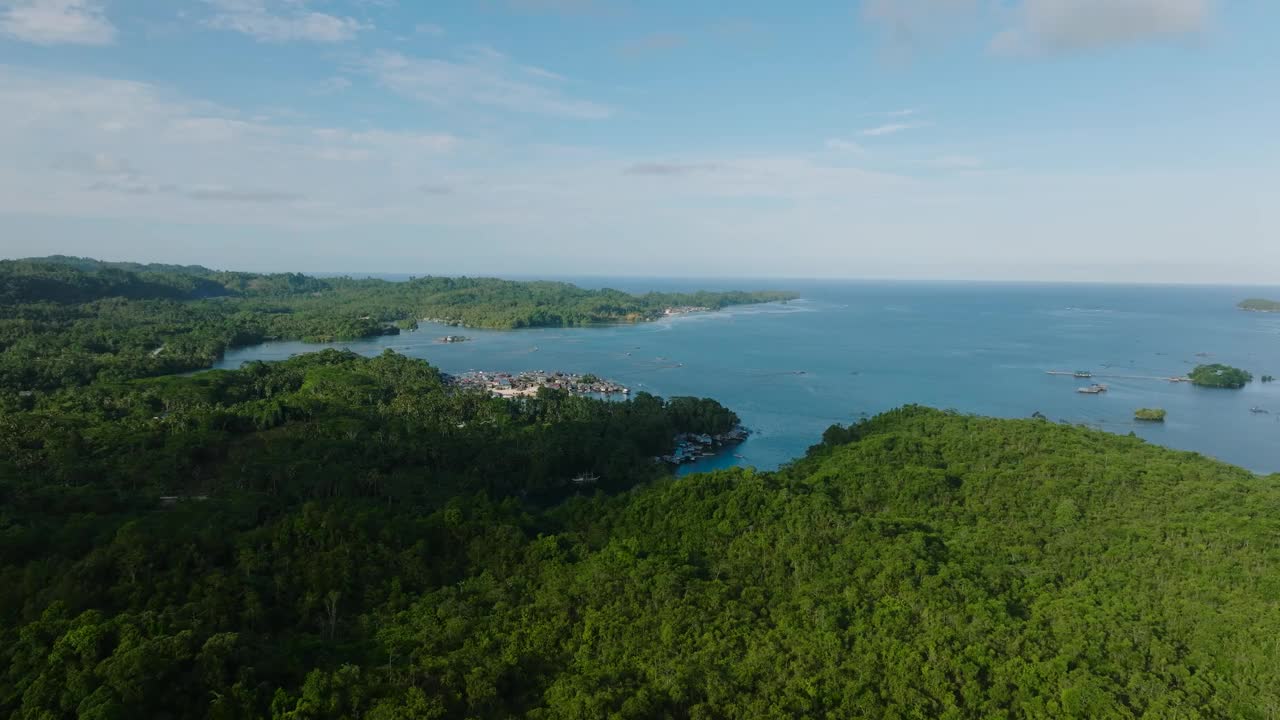 热带岛屿海岸鸟瞰图。视频素材