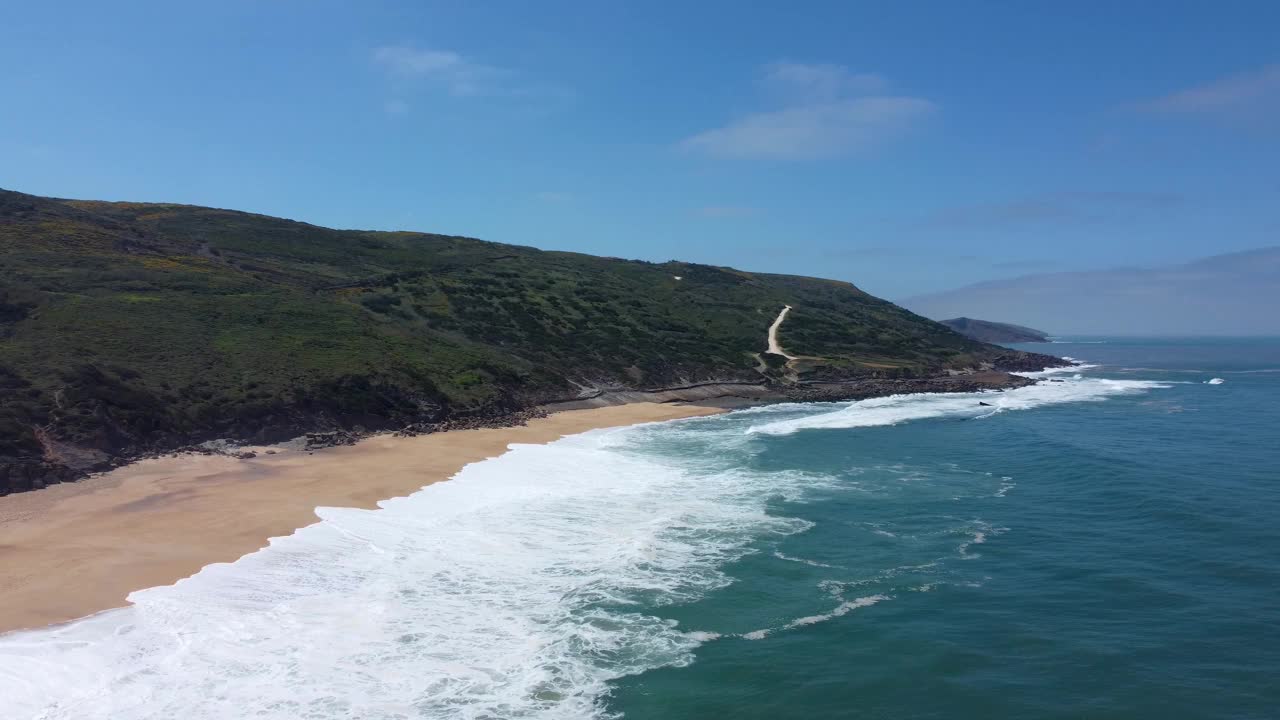 空中海景海岸线的看法北海滩与绿色的山丘在葡萄牙视频素材