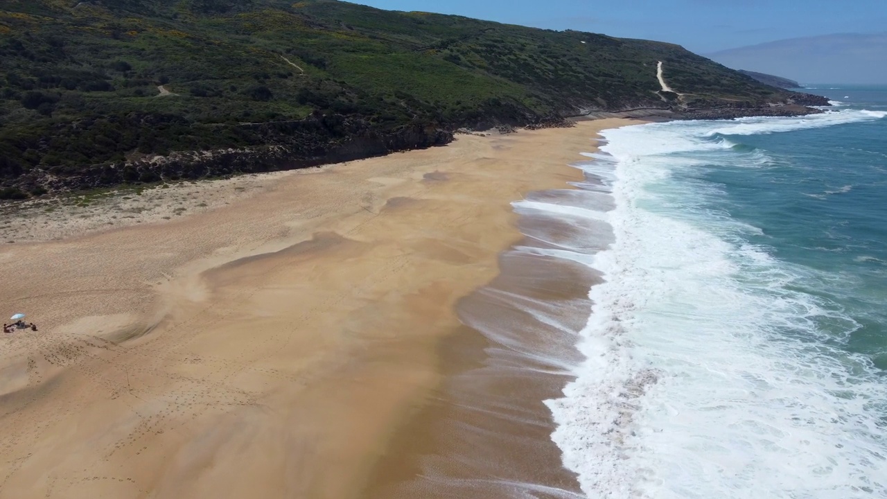 空中景观的海景海岸线的看法，北海滩与绿色的山丘在葡萄牙视频素材