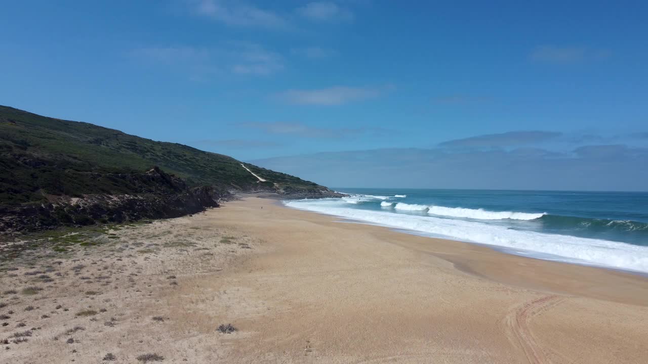 空中景观的海景海岸线的看法，北海滩与绿色的山丘在葡萄牙视频素材