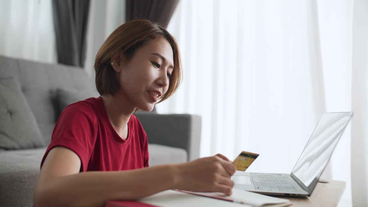 女人在网上购物。视频素材