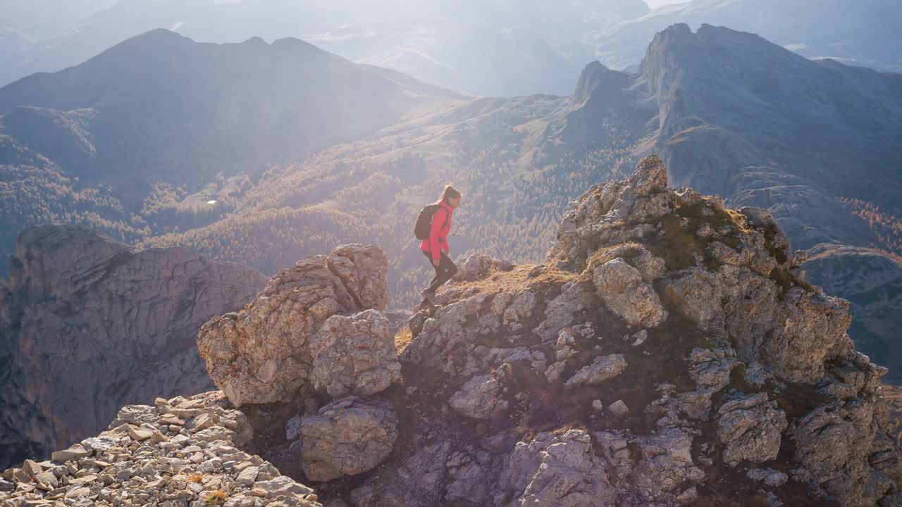 女徒步旅行者征服山路，从山顶欣赏令人敬畏的景色视频素材