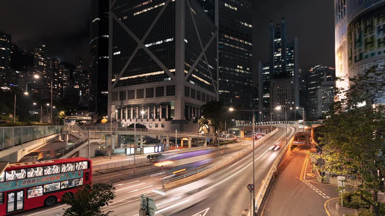 4K延时拍摄:香港中环夜间道路上拥挤的车辆或公共交通工具。视频素材