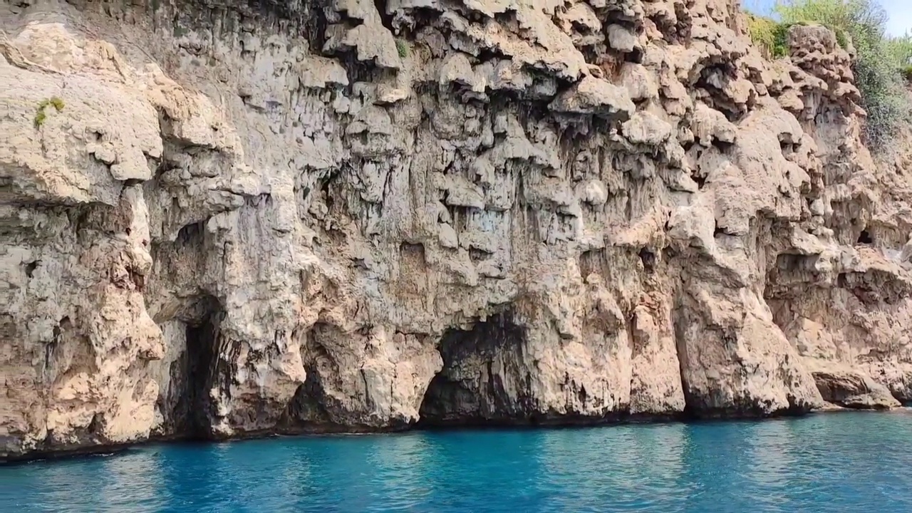 高岩石陡峭的蓝色地中海海岸视频素材