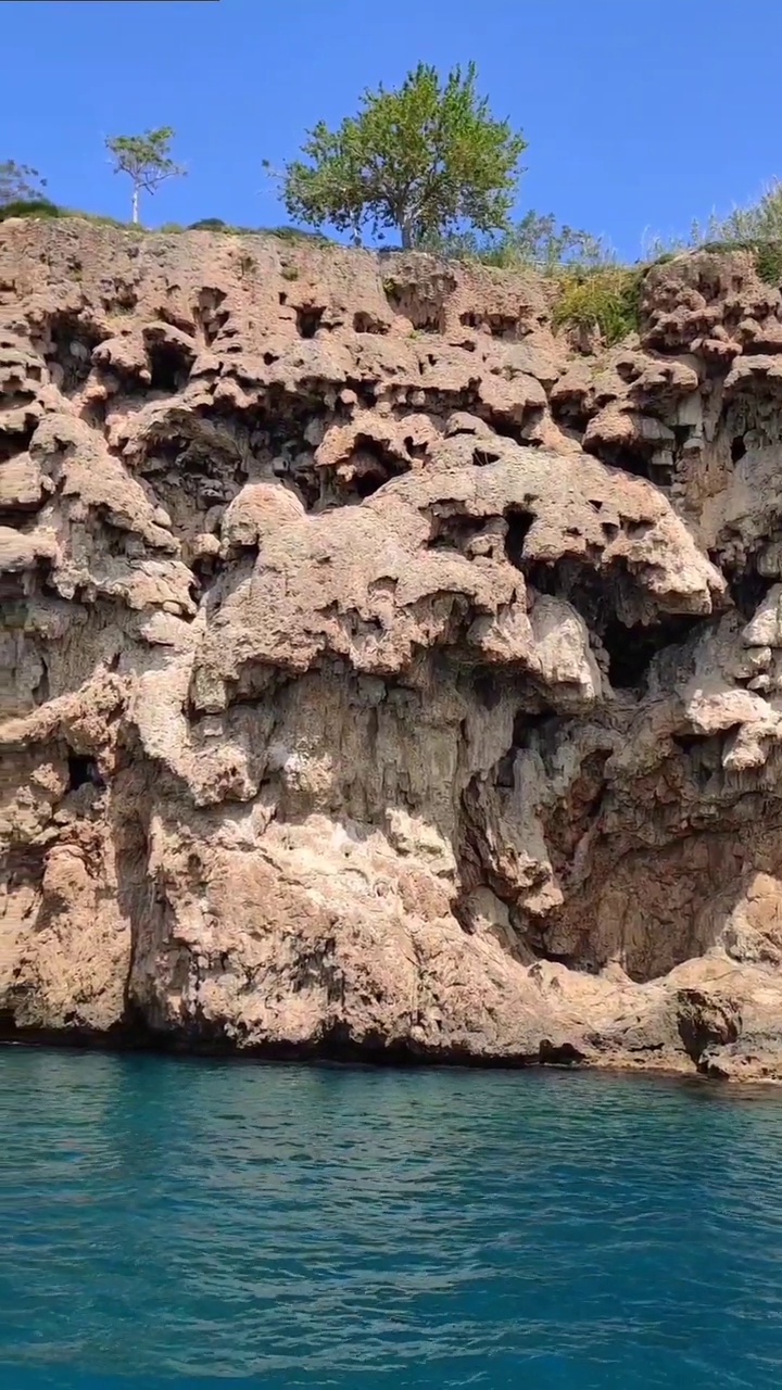 高岩石陡峭的蓝色地中海海岸视频素材