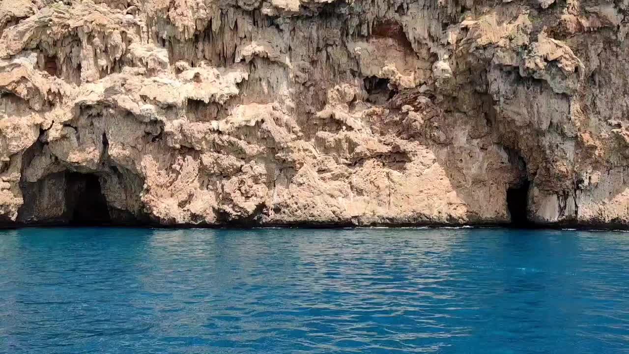 高岩石陡峭的蓝色地中海海岸视频素材