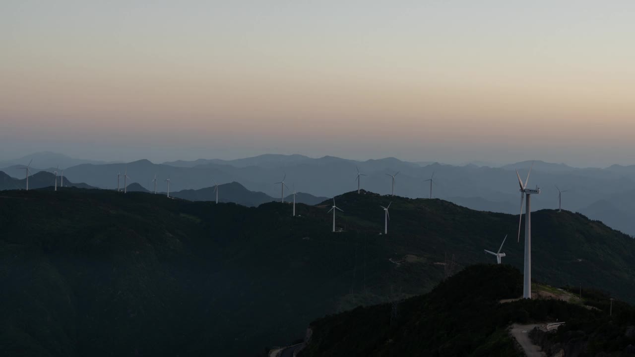 山区风力发电机的时间间隔视频素材