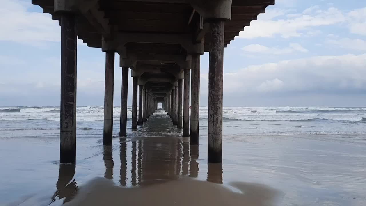 码头下海浪的景色视频素材