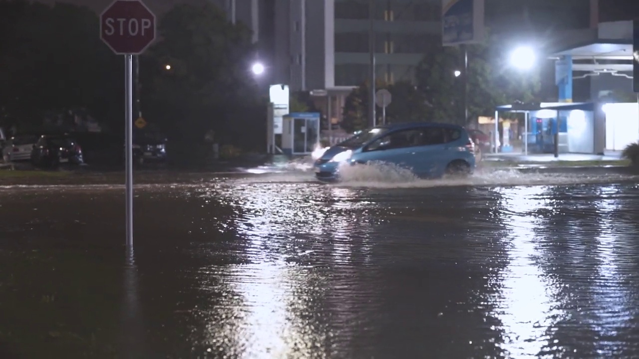 汽车行驶在奥克兰被洪水淹没的道路上视频素材