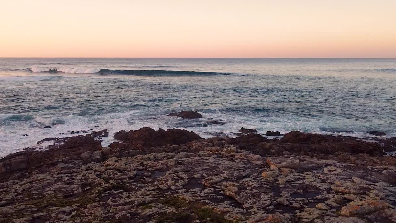 海滩与岩石海岸和风景秀丽的地平线视频素材