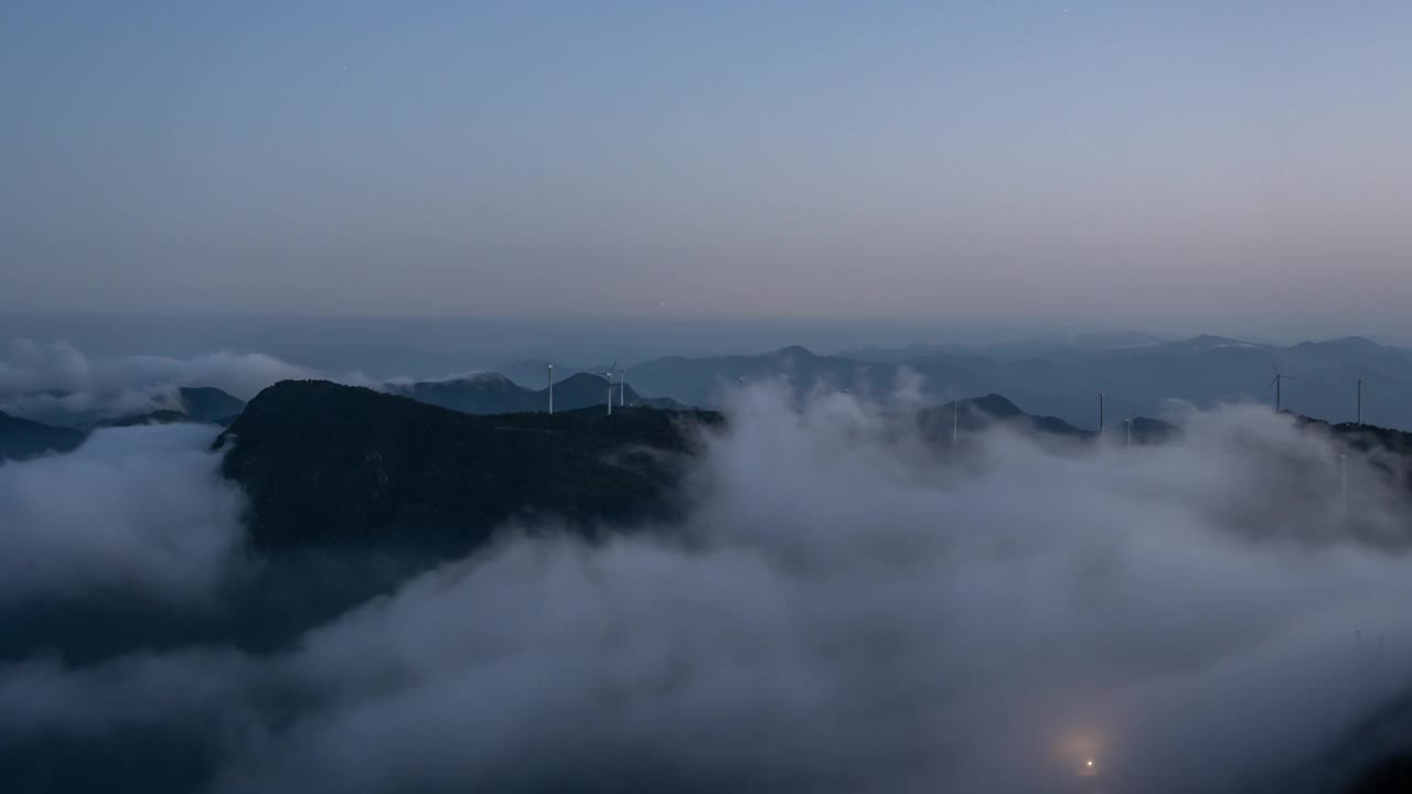 山区风力发电机的时间间隔视频素材