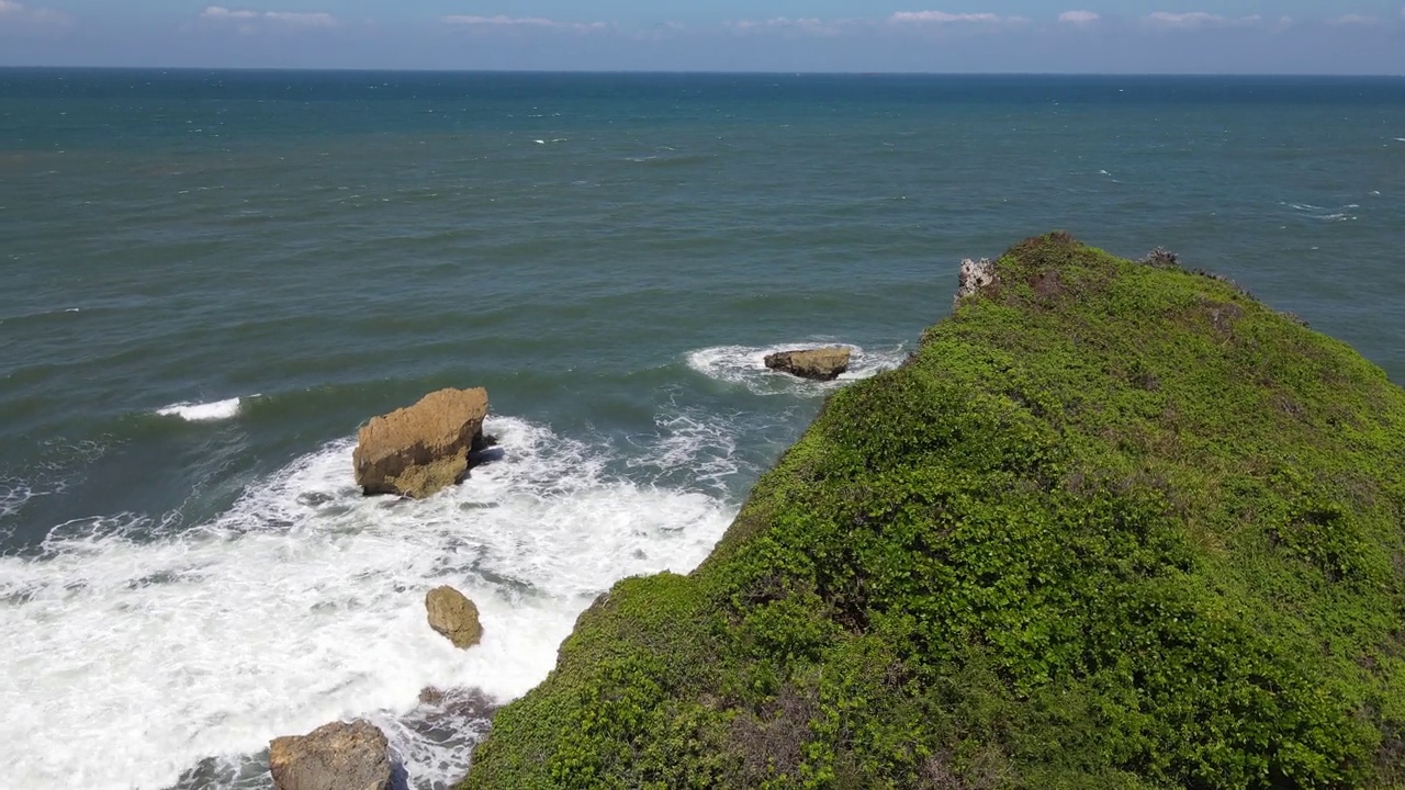 巨大的海浪撞击和泡沫的鸟瞰图视频素材