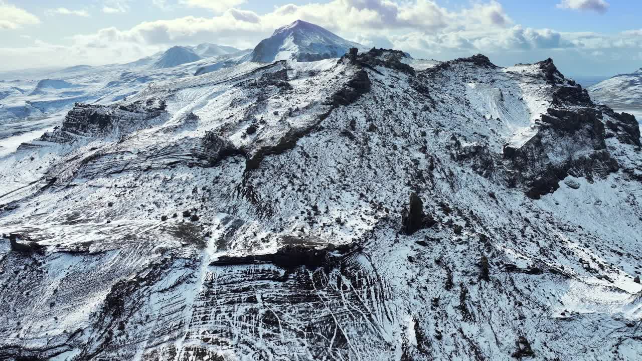 冰岛蓝天下的雪山史诗航拍全景冬天美丽的山脉鼓舞人心的景观雪自然成功顶峰顶峰4k视频素材