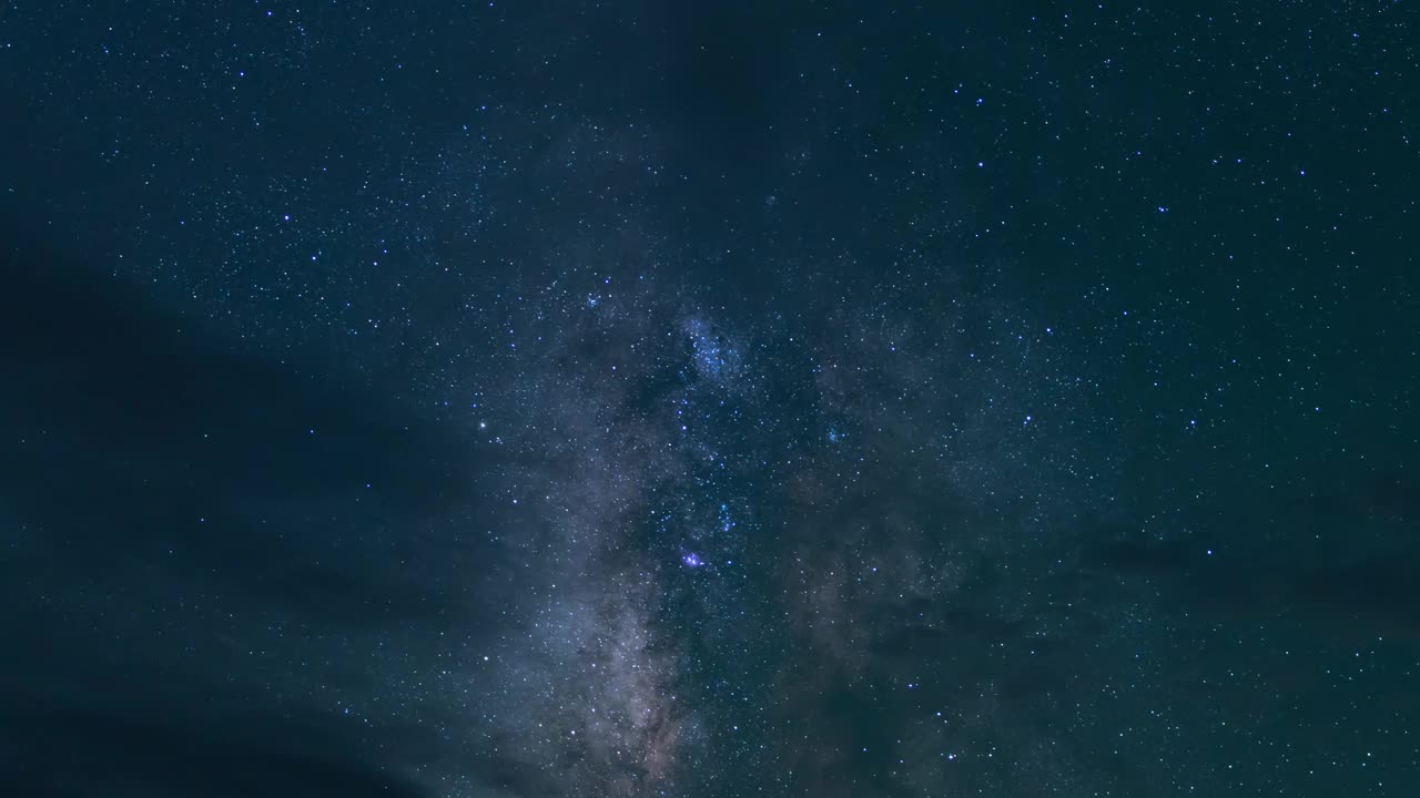 三角洲宝瓶座流星雨和银河云在惠特尼山的南天空内华达州加利福尼亚州的时间流逝视频素材