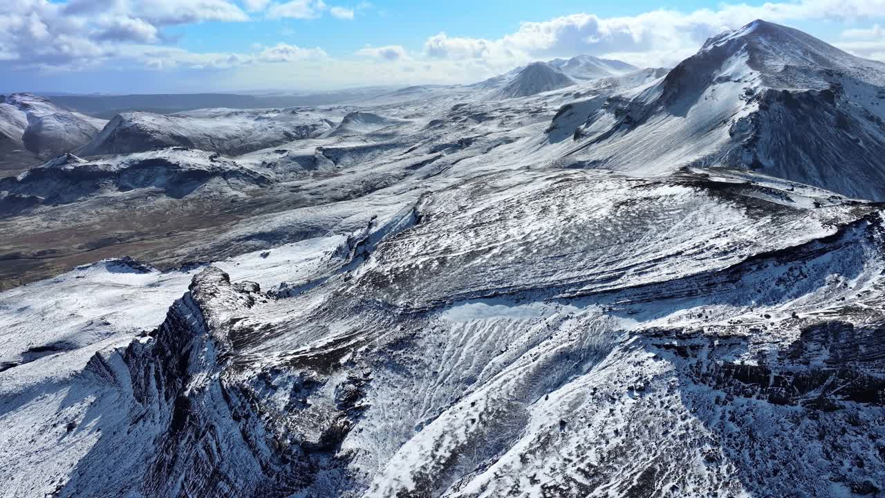 冰岛蓝天下的雪山史诗航拍全景冬天美丽的山脉鼓舞人心的景观雪自然成功顶峰顶峰4k视频素材