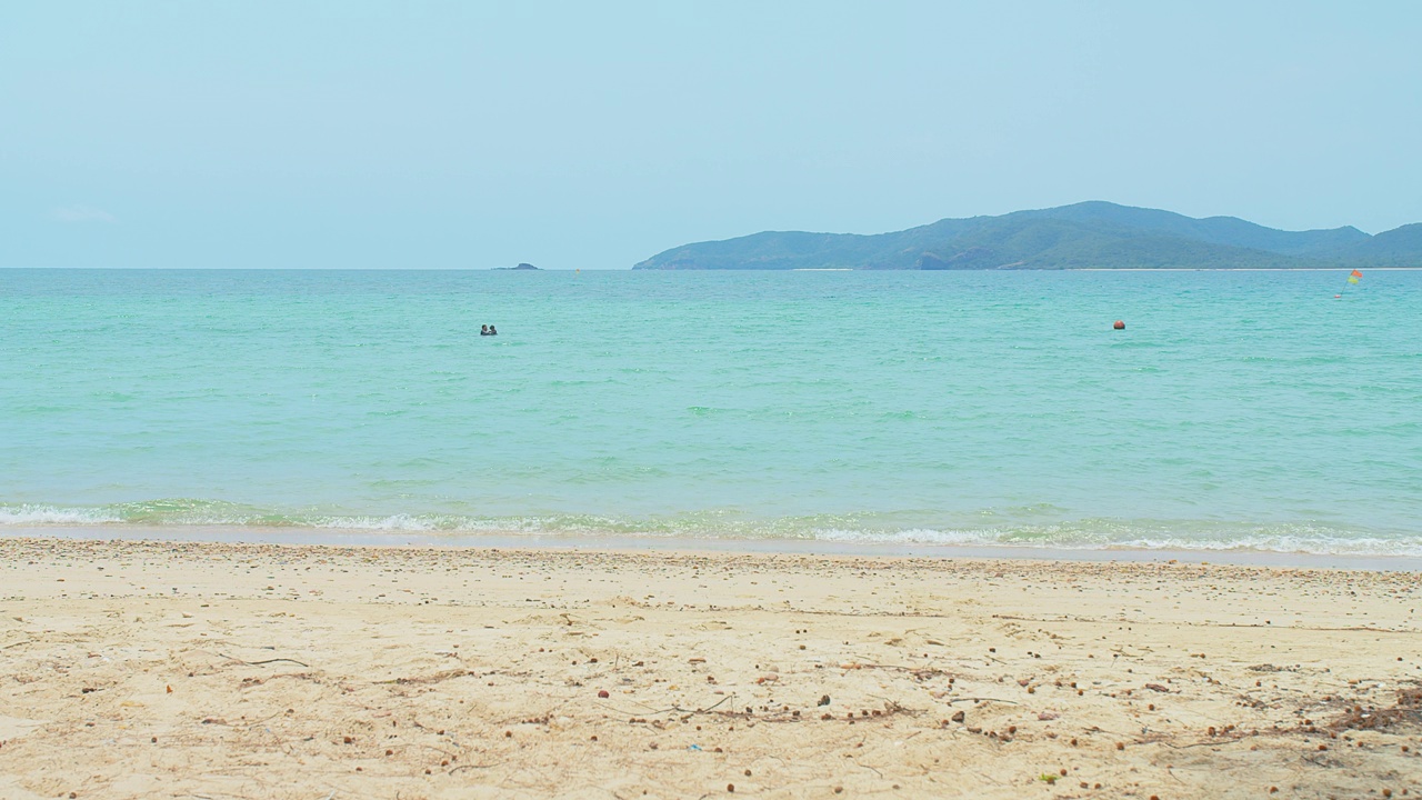 美丽的自然海景海滩海浪冲浪在阳光明媚的夏日在泰国的热带海滩视频素材