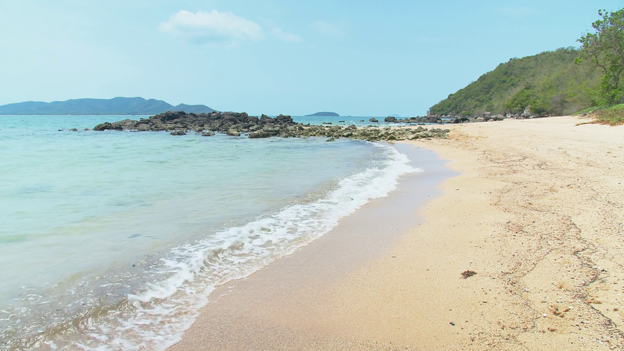 美丽的自然海景海滩海浪冲浪在阳光明媚的夏日在泰国的热带海滩视频素材