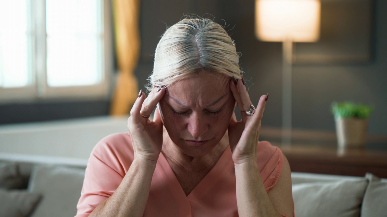 成年白人女性头痛的特写肖像视频素材