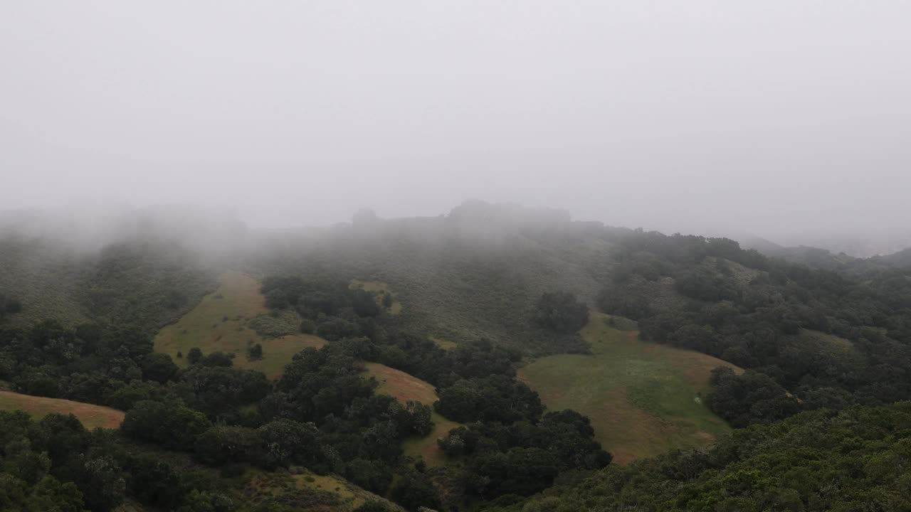 圣路易斯奥比斯波上空的低云穿过山丘视频下载