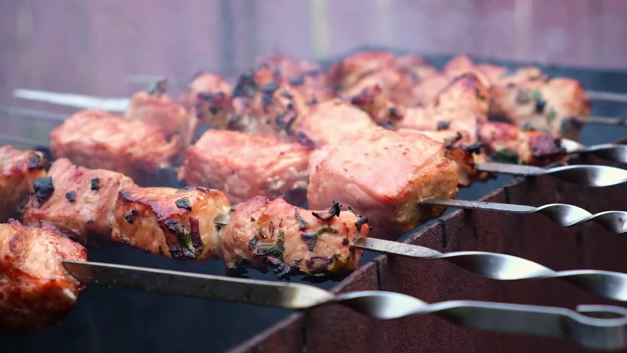 烤架上烤羊肉串。在煤上煮腌好的肉。在煤上煮肉。视频素材