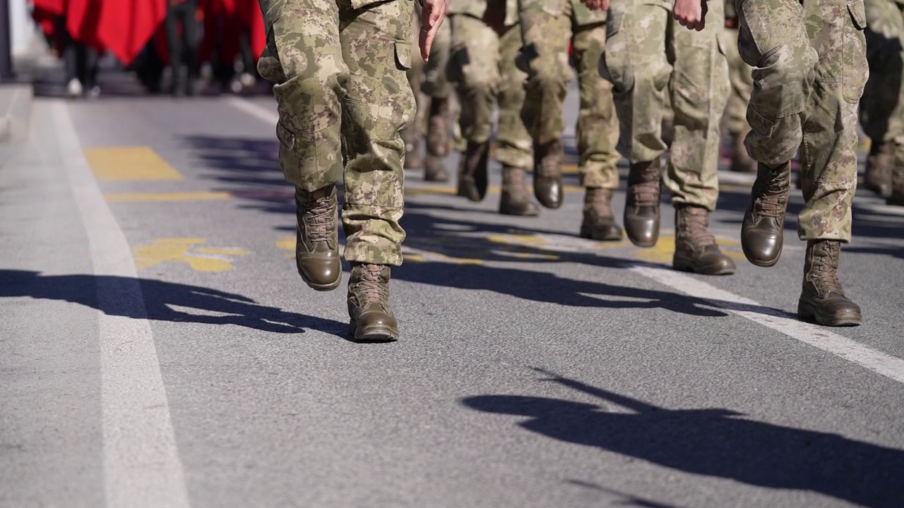 在公路上举行的军队阅兵式上，士兵们穿着军服有节奏地行进视频下载