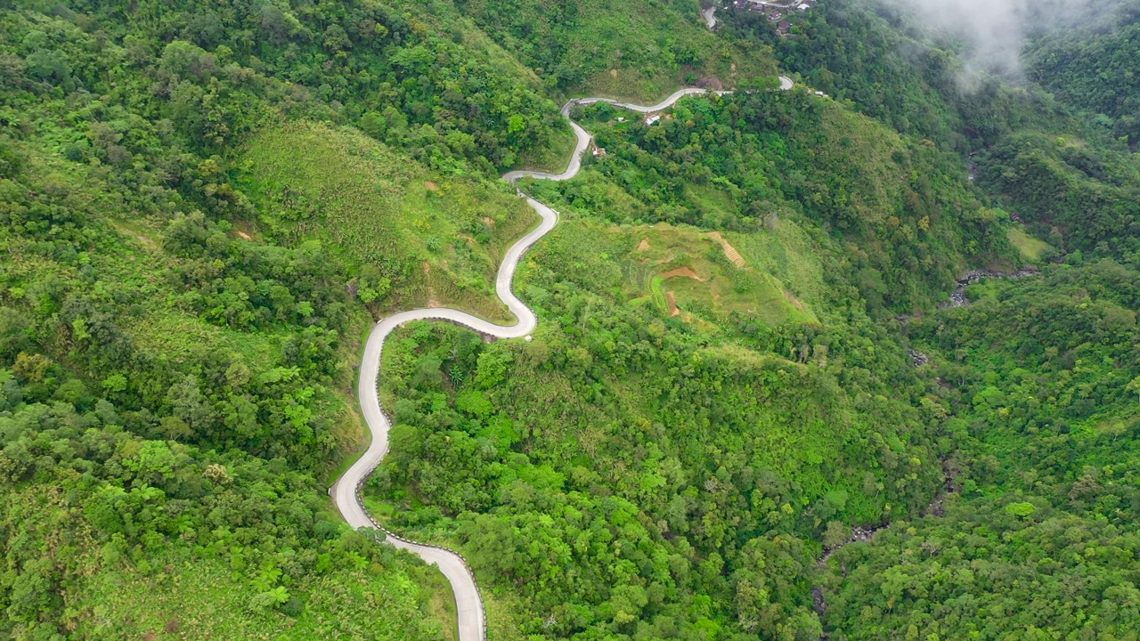 山的风景。山坡上的汽车之路，俯视图。视频素材