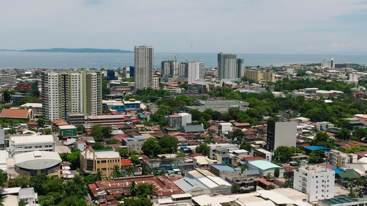从达沃市上空鸟瞰。菲律宾。视频素材