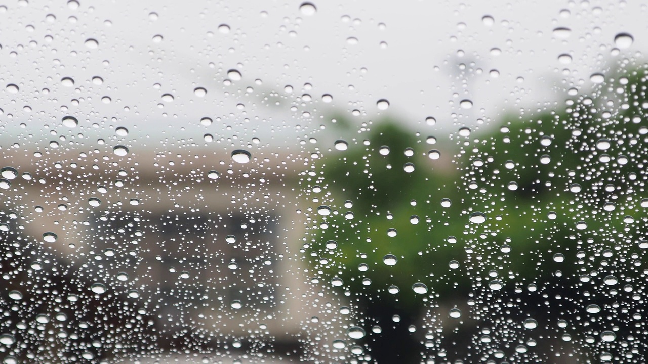 雨滴落在窗户上视频素材