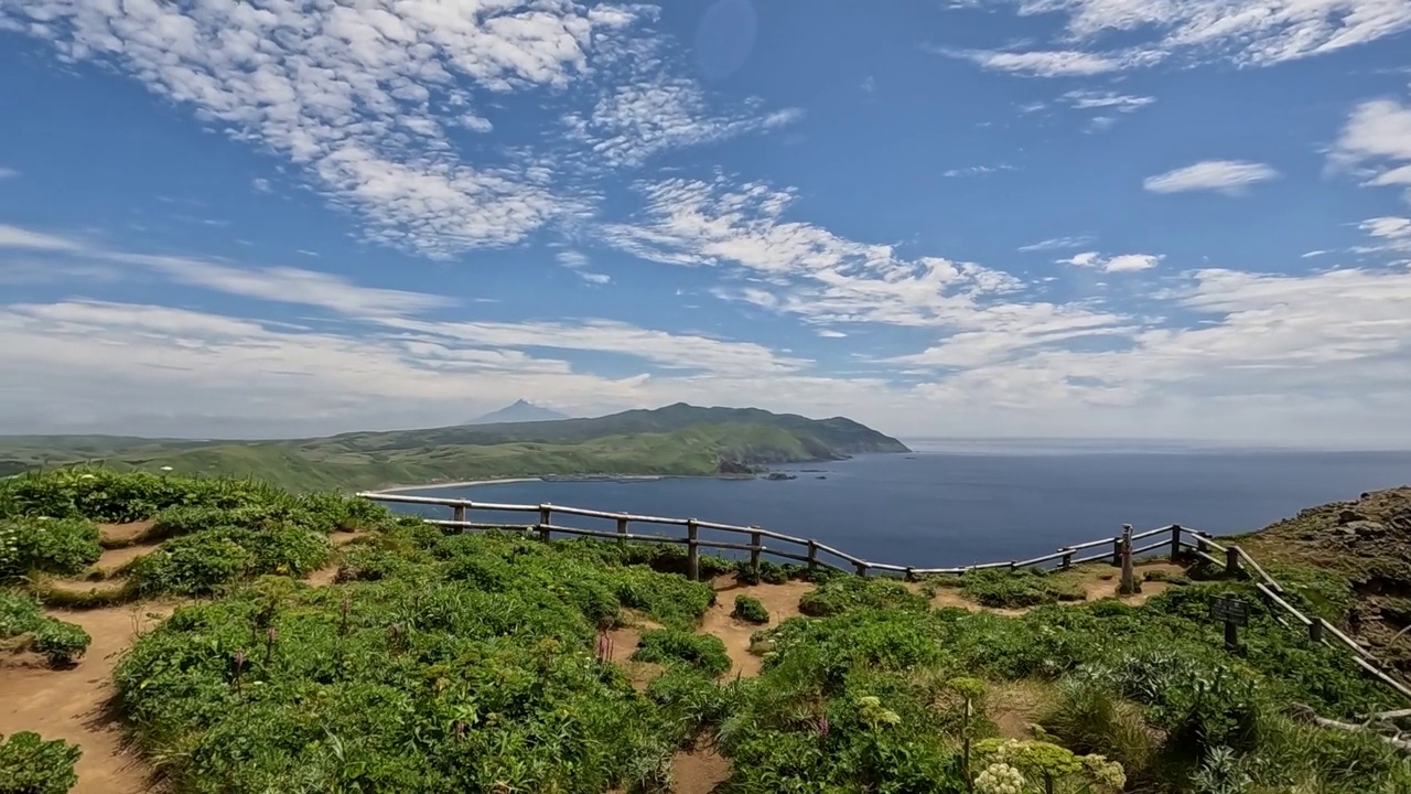 在阳光明媚的日子里，热汶岛和大海的景色视频素材