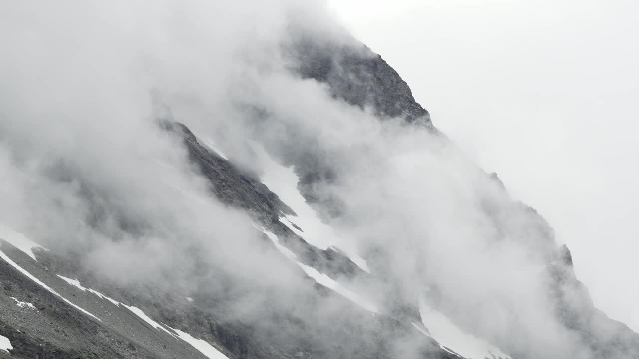 挪威部分被云覆盖的大山特写视频素材