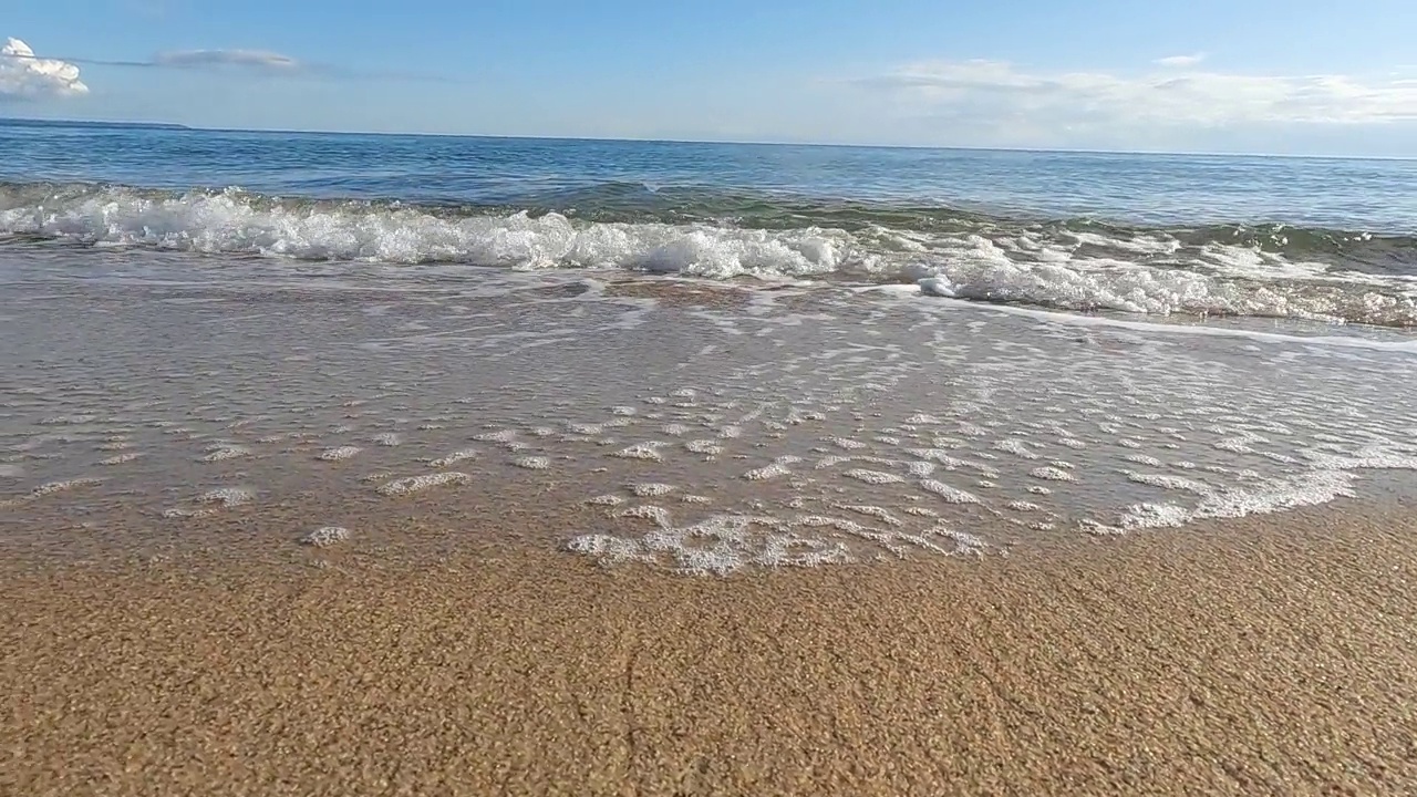 海浪拍打在Nea Flogita的海滩上视频素材