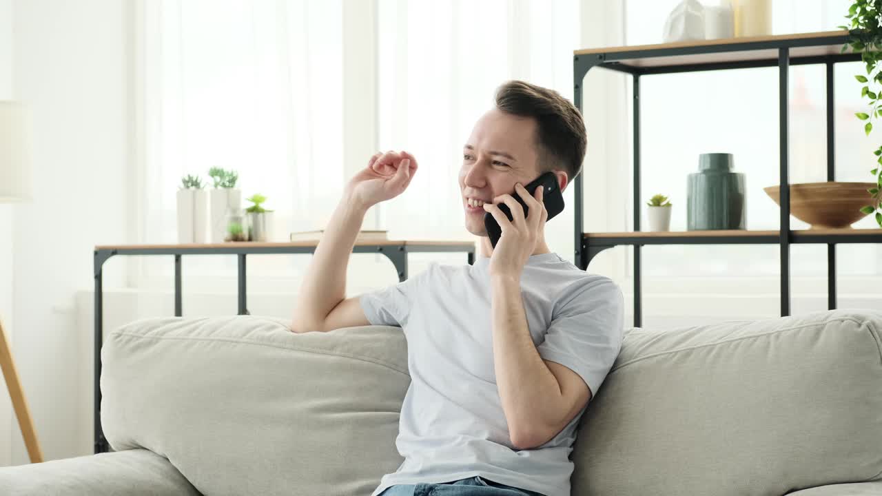 一名白人男子笑着打电话视频素材