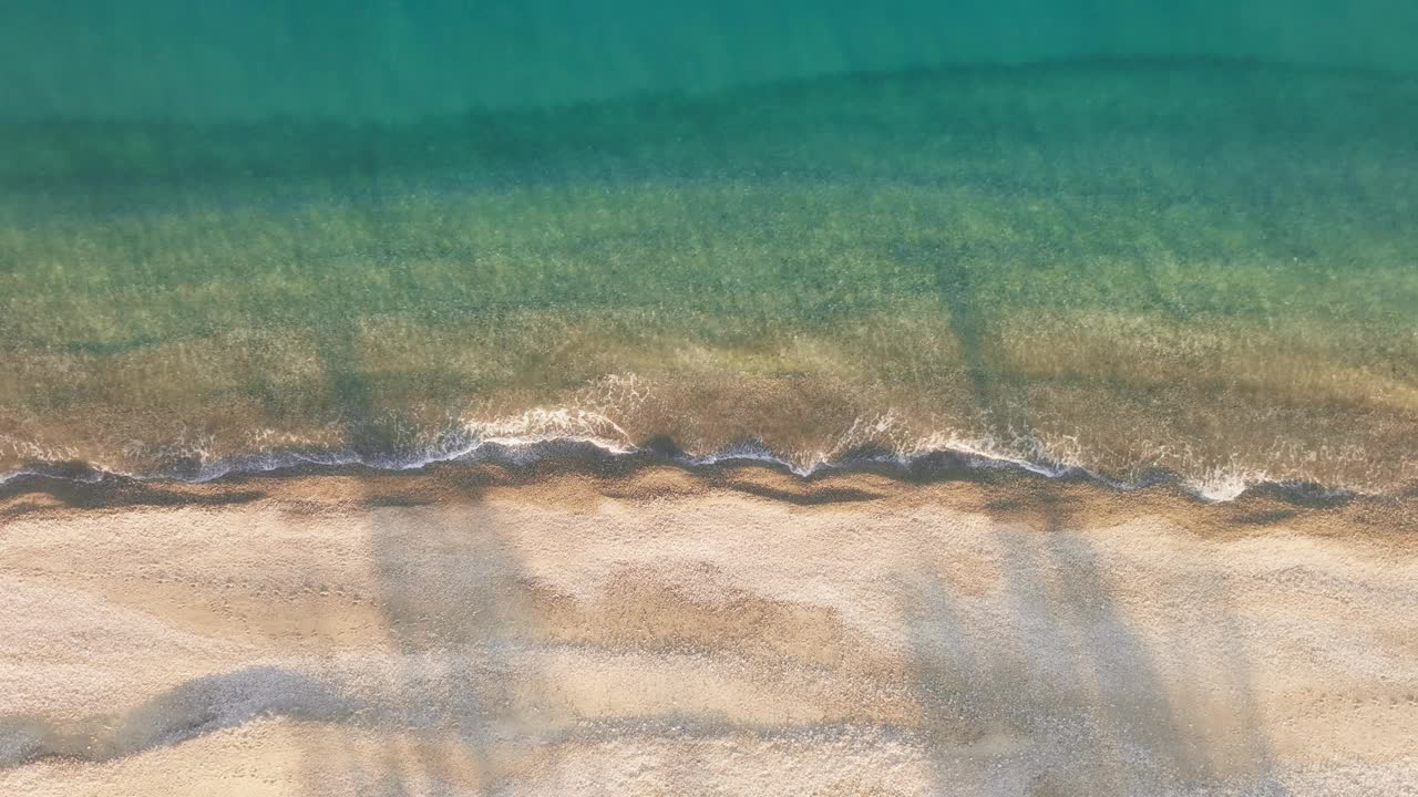 夏日最后几个小时的海边美景，垂直视角视频素材